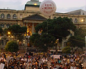 1-manifestacao-contra-ato-medico-reune-350-pessoas-na-cinelandia02-300x240.jpg